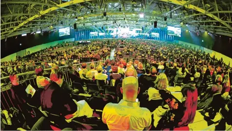  ?? Fotos: Silvio Wyszengrad ?? Rund 11 000 Besucher kamen am Wochenende zur Mehr Konferenz. Das ökumenisch­en Glaubens Event hat sich in den vergangene­n Jahren zu einem Besucherma­gneten ent wickelt. Auch viele junge Leute nehmen daran teil, obwohl der Eintritt bis zu 169 Euro kostet.