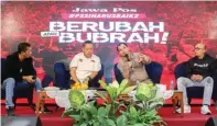  ?? ALLEX QOMARULLA/JAWA POS ?? BERBAGI PENDAPAT: Dari kiri, Ilham Butsiyanto, Sarman, Vijaya Fitriyasa, dan Arif Wicaksono dalam diskusi PSSI Harus Baik Vol 2, Berubah atau Bubrah! (23/10).