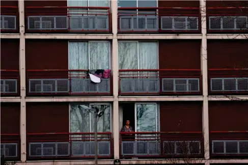  ?? (AFP/Getty) ?? Migrants in the Crowne P l aza hote l at Heathrow