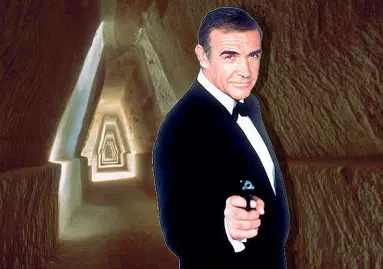  ??  ?? La pellicola che non c’è
Il più celebre degli agenti 007 del grande schermo, Sean Connery, all’ingresso dell’antro della Sibilla Cumana