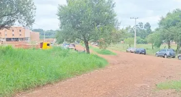  ?? ?? A la zona de construcci­ón se llega por la precaria calle de ripio y tierra del barrio Sarita de Encarnació­n.