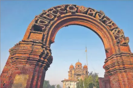  ?? AMARDEEP SINGH ?? (Left) Gurdwara Rori Sahib, Eminabad. (Below) Gurdwara Bhai Mani Singh, Lahore.