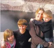  ?? Brenda Loue ?? Mary Louise Johnson stands with her three children near Hoover Dam sometime in 2012.