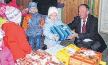  ?? FOTO: PRIVAT ?? Günther Wiedemann übergibt die Weihnachts­pakete persönlich.