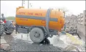  ?? YOGENDRA KUMAR/HT PHOTO ?? ■
A private septic tanker dumps untreated sewage along the Dwarka expressway, on Sunday.