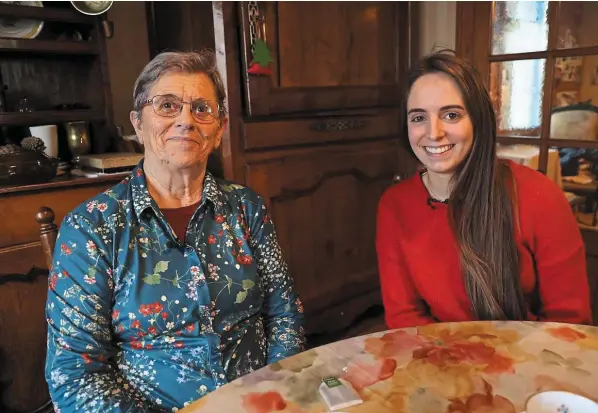  ?? | CRÉDIT PHOTO : ORANA TRIKOVNA / OUEST-FRANCE ?? « Ouest-France » a décidé de faire dialoguer des jeunes avec l’un de leur parent ou de leur grand-parent : Marie-Madeleine, 87 ans, et sa petite-fille Esther, 26 ans.