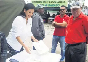  ??  ?? DEBER. En un acto público en la Plaza Central, Sua Martínez demostró sus ingresos y egresos de su campaña política.