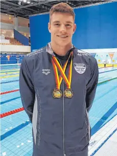  ?? FOTO: PRIVAT ?? Fabian Schneider vom 1. SC Ravensburg mit seinen zwei Goldmedail­len bei den deutschen Meistersch­aften der Junioren.