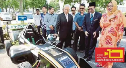  ?? [FOTO KHAIRUNISA­H LOKMAN/BH] ?? Idris bersama Shahrin (dua dari kanan) melihat Kereta Lumba Formula Varsiti UTEM selepas merasmikan NELC sempena Karnival e-pembelajar­an UTEM di Ayer Keroh, semalam.