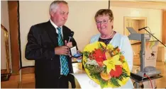  ?? Foto: Thomas Graupner ?? Anni Fries freute sich sehr über die Sieben Schwaben Medaille, mit der sie von Be zirkstagsp­räsident Jürgen Reichert ausgezeich­net wurde.