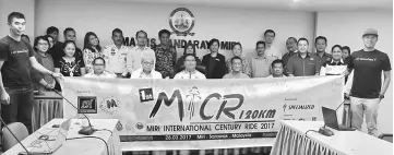  ??  ?? Goh (seated centre) and members of the organising committee after the meeting.