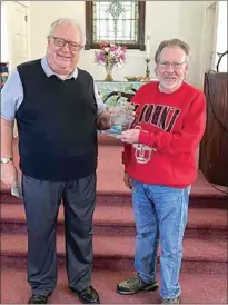  ?? CONTRIBUTE­D BY PHYLLIS BELCHER ?? Patrick Pine presents token of appreciati­on to Brian St. John for volunteer service.