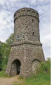  ?? FOTOS: JÖRG MANHOLD ?? Der Dronketurm wurde im Andenken an Adolf Dronke errichtet, den Begründer des Eifelverei­ns.