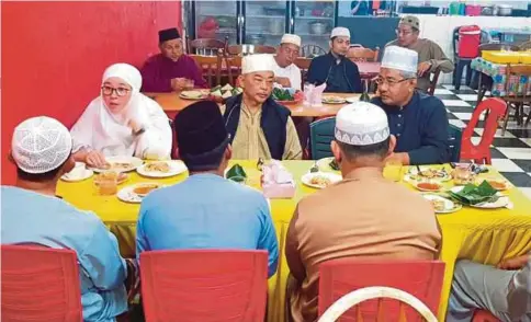  ??  ?? SULTAN Abdullah dan Tunku Azizah mengunjung­i restoran D’Wafi, Indera Mahkota untuk bersarapan dan berbual dengan orang ramai yang berada di restoran itu.