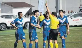  ?? FOTO: MARIO ?? Molt protestat Els jugadors del Badalona van acabar molt enutjats amb el col∙legiat