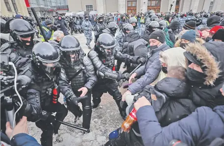  ??  ?? Los manifestan­tes chocaron con la Policía en las protestas contra el gobierno, en la ciudad de Moscú.