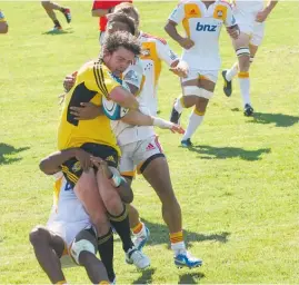  ?? Photo /Christine McKay ?? Crunch time for Richard Buckman in the 21-25 loss to the Chiefs at Mangataino­ka in 2013.