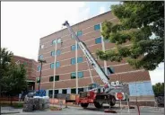  ?? NWA Democrat-Gazette/DAVID GOTTSCHALK ?? Work continues Wednesday on the expansion of Washington Regional Medical Center in Fayettevil­le. The $60 million project includes constructi­on of a 100,000-square-foot, five-story tower on the west side of the campus, adjoining the Johnelle Hunt...