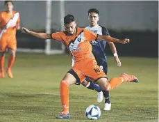  ??  ?? La escuadra naranja le pegó 1-0 a Ocelotes UNACH en La Fortaleza de Saltillo.