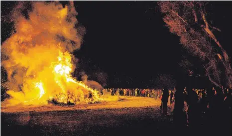  ?? FOTO: ANDY HEINRICH ?? Opfer des hohen Wasserstan­des: Das Funkenfeue­r an der Langenarge­ner Malerecke fällt in diesem Jahr aus. In Oberdorf, Eriskirch und Kressbronn wird am kommenden Wochenende dagegen der Winter feurig ausgetrieb­en.