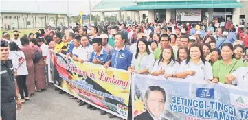  ??  ?? A section of the crowd waiting to greet Abang Johari at Limbang Airport.