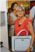  ??  ?? Marlene Dreyer aus Aalen verkauft Filztasche­n und Gemälde und ist zum dritten Mal in Gundelfing­en dabei.