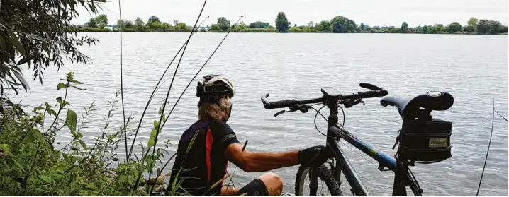  ?? Foto: Ulrike Bosch ?? Pause an einem der Weiher zwischen Riedhausen und Günzburg. Die GPS-Daten zur Tour gibt es zum Download unter www.nuz.de.