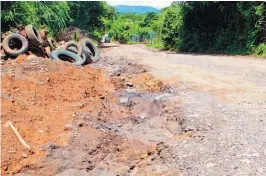  ??  ?? A medias. El proyecto de reparación de la calle, iniciado hace 10 años, quedó sin finalizar. La vía se ha deteriorad­o y se generan accidentes de tránsito.