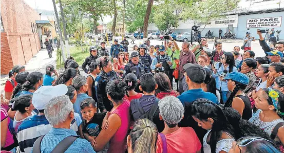  ?? JUAN BARRETO/AFP ?? Indignação. Parentes fazem fila em frente a presídio onde rebelião e incêndio terminaram com 68 mortos e cobram medidas contra a superlotaç­ão