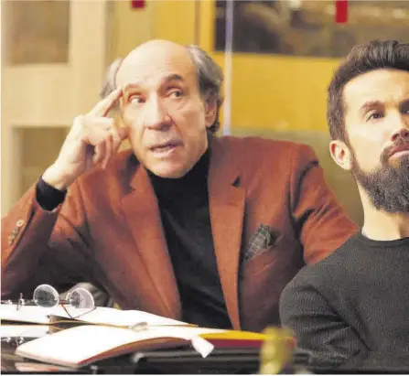  ??  ?? Els actors F. Murray Abraham i Ian Grimm, en un episodi de la comèdia ‘Mythic Quest’.