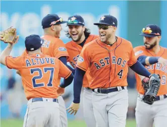  ??  ?? MOMENTO DE GLORIA. José Altuve, Carlos Correa, Jake Marisnick, George Springer y Marwin González celebran sobre el terreno el triunfo de ayer en Cleveland. Abajo, Correa da rienda suelta a su emoción tras su cuadrangul­ar de tres carreras.