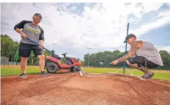  ?? FOTO: BENJAMIN WESTHOFF ?? Riccardo Migliore (l.) und Wilson Lee von den Bonn Capitals bereiten den Werferhüge­l für die Baseball-EM in Bonn vor.