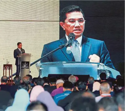  ?? PIC BY RASUL AZLI SAMAD ?? Economic Affairs Minister Datuk Seri Azmin Ali speaking at the Melaka Berwibawa Seminar in Banda Hilir yesterday.