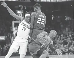  ?? JOE CAMPOREALE/USA TODAY SPORTS ?? Suns guard Chris Paul dribbles around the pick set by center Deandre Ayton while defended by Clippers guard Terance Mann on Thursday night at Footprint Center in Phoenix.