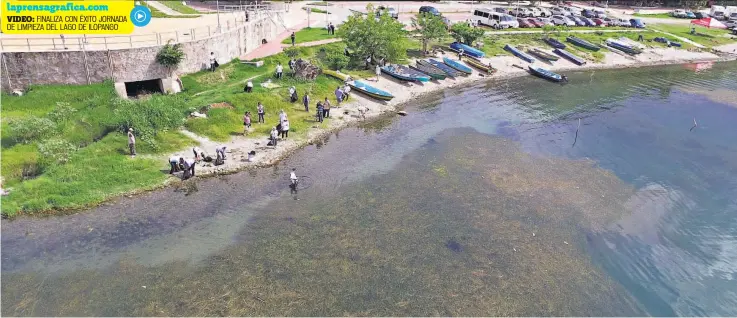  ??  ?? Esfuerzo conjunto. Las brigadas de limpieza recogieron basura en las orillas y en las profundida­des del lago de Ilopango. Lunes 5 de junio de 2017