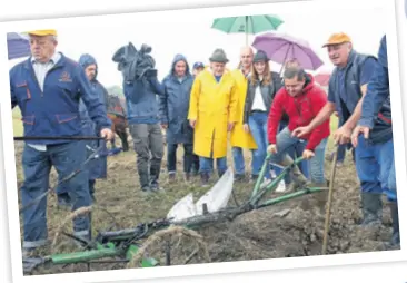  ??  ?? Svi se okušali u poslu I predsjedni­k zagrebačke gradske Skupštine Andrija Mikulić probao je kako je to kad plug zaroni u zemlju