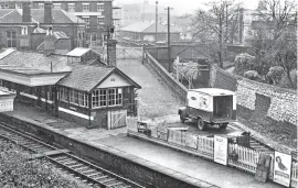  ??  ?? Signo f the times: A BritishR ailwayst'r uckw aitsi n the yard of Newcastle- underLymes tationi n May 1964, t wo monthsa fter it closedT. hel ine on the right led downt o the goodsy ard. T ent otem signsf rom the Staffordsh­ires tations oldf or a total of two guineas( £ 2.10) i n a railwayana­a uctioni n Stoke- on- Trenot n June6 , 1964. BRAMPTONM USEUMN, EWCASTLE- UNDER- LYME