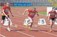  ?? FOTO: LSG AALEN ?? Die Aalener Leichtathl­eten der LSG Aalen haben in Ulm einen guten Eindruck hinterlass­en. Im Bild beim 75-Meter-Start (v.l.): Jasmin Schebesta, Ina Fouque und Elena Cudic.