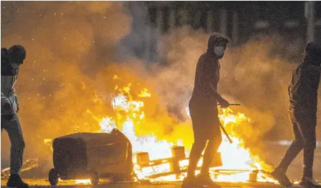  ?? FOTO: LIAM MCBURNEY/DPA ?? In der britischen Provinz Nordirland kommt es, wie hier in Belfast, seit Tagen zu nächtliche­n Krawallen, bei denen inzwischen mehr als 40 Polizisten verletzt wurden.