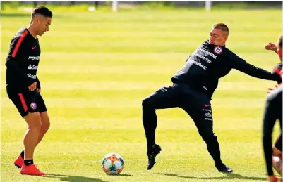  ??  ?? PREPARADO Nicolás Castillo, junto a sus compañeros de la selección chilena, se prepara para el duelo del viernes.