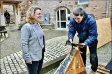  ?? : DE
- Crédits ?? Les métiers du bâtiment valorisés par un compagnon couvreur, en présence du prévôt régional, Léa Langereau.