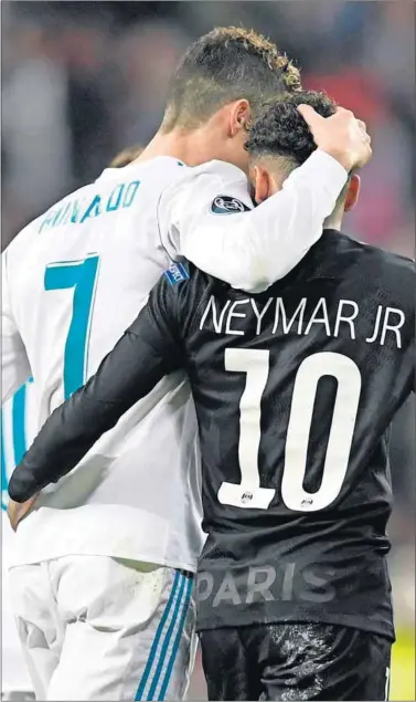  ??  ?? DÚO GALÁCTICO. Cristiano y Neymar se abrazan durante la ida de los octavos de final de la Champions.