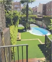  ??  ?? Ajardinami­ento en Terrassa (Barcelona) Combinació­n de césped artificial, creación de jardineras con eco traviesa, bolo decorativo, pavimento continuo con resina para zona de básquet.