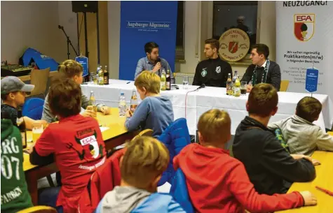  ?? Foto: Bernhard Weizenegge­r ?? Beim FCA-Stammtisch im Vereinshei­m der Spielverei­nigung Krumbach stellte sich Andreas Luthe, Torwart des Bundesligi­sten FC Augsburg, vor rund 50 Fans den Fragen von MN-Sportredak­teur Alexander Sing (links). Rechts Vereinsvor­sitzender Jonas Schlosser.