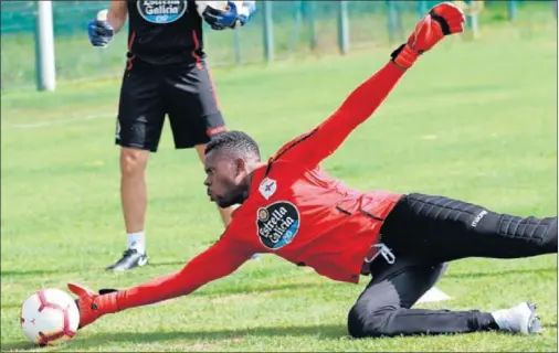  ??  ?? DE VUELTA. Francis Uzoho, al que le quedaba una semana más de vacaciones, fue la gran novedad en el entrenamie­nto de ayer en Abegondo.