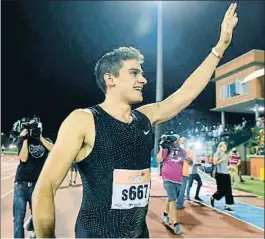  ?? FERNANDO VILLAR / EFE ?? Bruno Hortelano saluda a la grada del estadio Juan de la Cierva