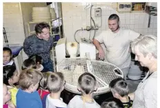  ??  ?? Les enfants ont découvert le pétrissage du pain blanc.