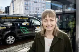  ??  ?? VARIERAT. Maja Eriksson kontroller­ar taxibolage­ns priser i förväg när det handlar om en planerad resa. Den här gången tvingas hon ta taxi apropå och skulle föredra att alla hade samma fasta taxa. I Stockholm står bilarna på rad men i hemstaden Umeå kan...