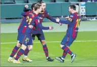  ?? FOTO: GETTY ?? Messi corrió rápido a felicitar a Trincao por el 2-3