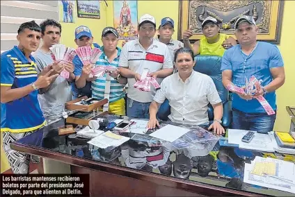  ?? Fotos: Cortesía ?? Los barristas mantenses recibieron boletos por parte del presidente José Delgado, para que alienten al Delfín.